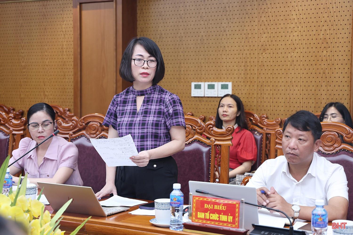Phó Trưởng ban Tổ chức Tỉnh ủy Phan Thị Tố Hoa đề xuất thêm một số nội dung liên quan. bqbht_br_11.jpg