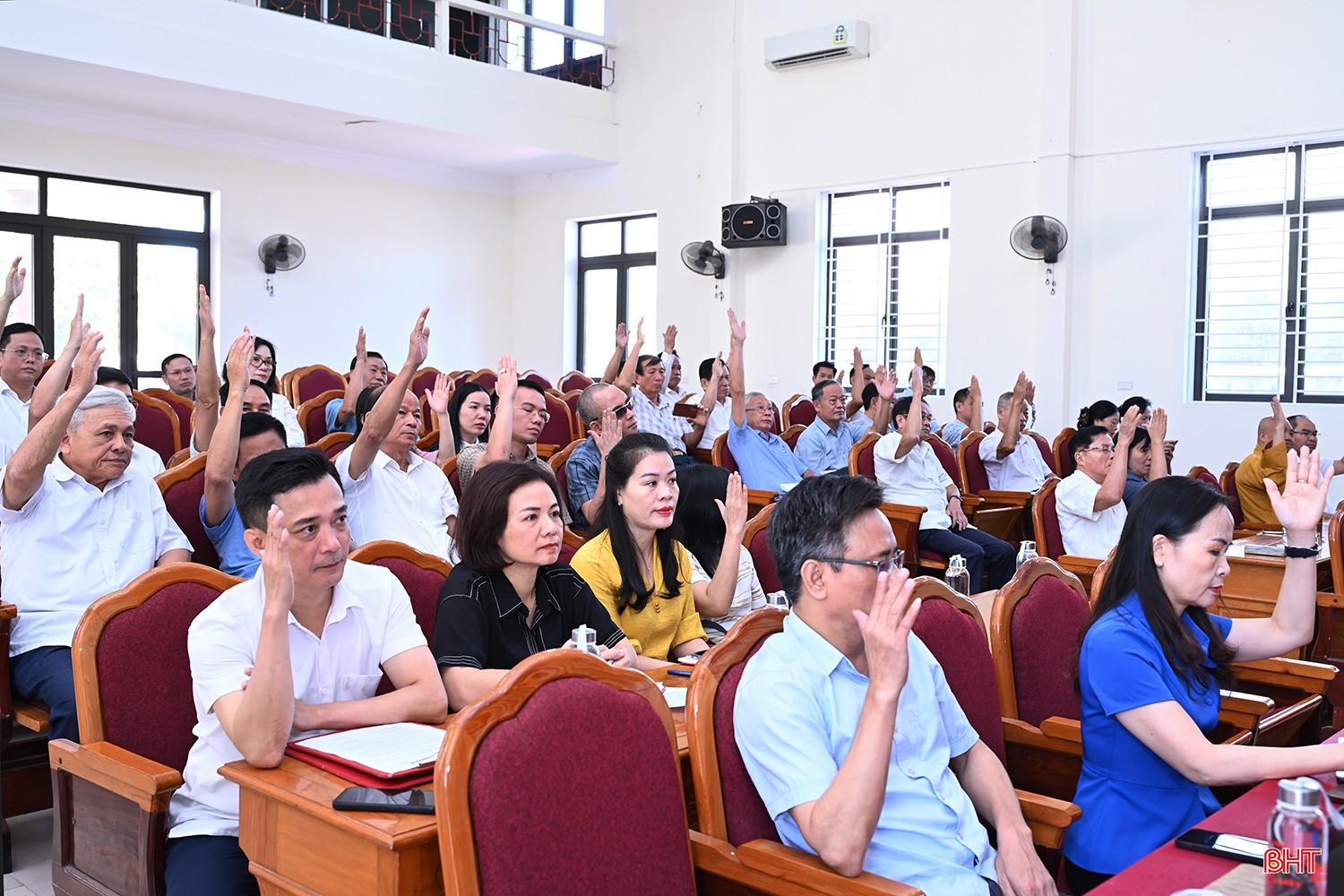 Các đồng chí Ủy viên Ủy ban MTTQ tỉnh biểu quyết công tác nhân sự. bqbht_br_dscd-5040.jpg