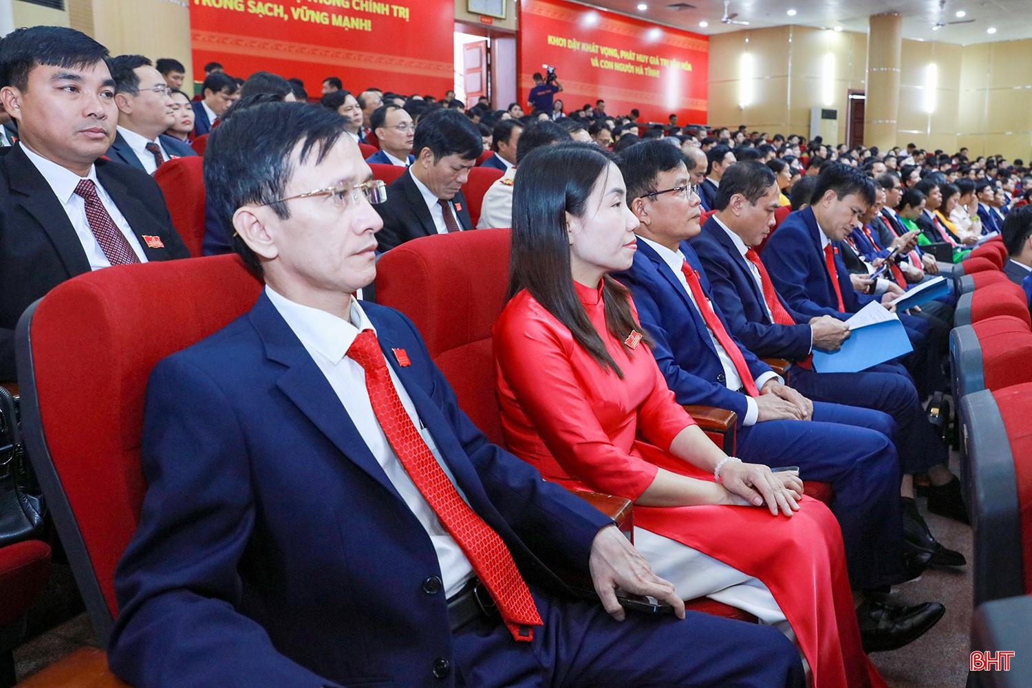 Đại biểu theo dõi Đại hội.