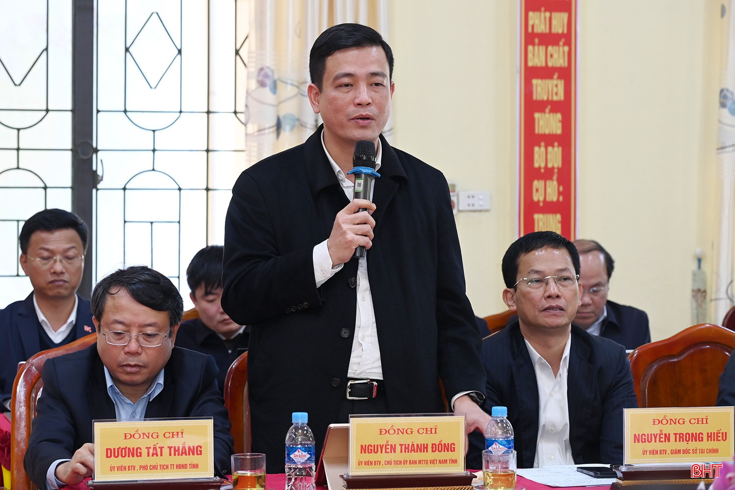 Đồng ch&iacute; Nguyễn Th&agrave;nh Đồng - Chủ tịch Ủy ban MTTQ tỉnh, Trưởng đo&agrave;n c&ocirc;ng t&aacute;c của Ban Thường vụ Tỉnh ủy phụ tr&aacute;ch địa b&agrave;n x&atilde; Sơn Kim 1, Sơn Kim 2 ph&aacute;t biểu tại buổi l&agrave;m việc.