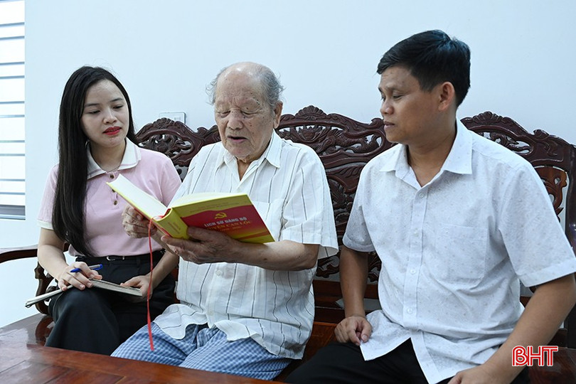 Cụ Trần Hậu Hòa - nguyên Chủ tịch UBND huyện Can Lộc giai đoạn 1968-1972 chia sẻ ký ức lịch sử với PV.