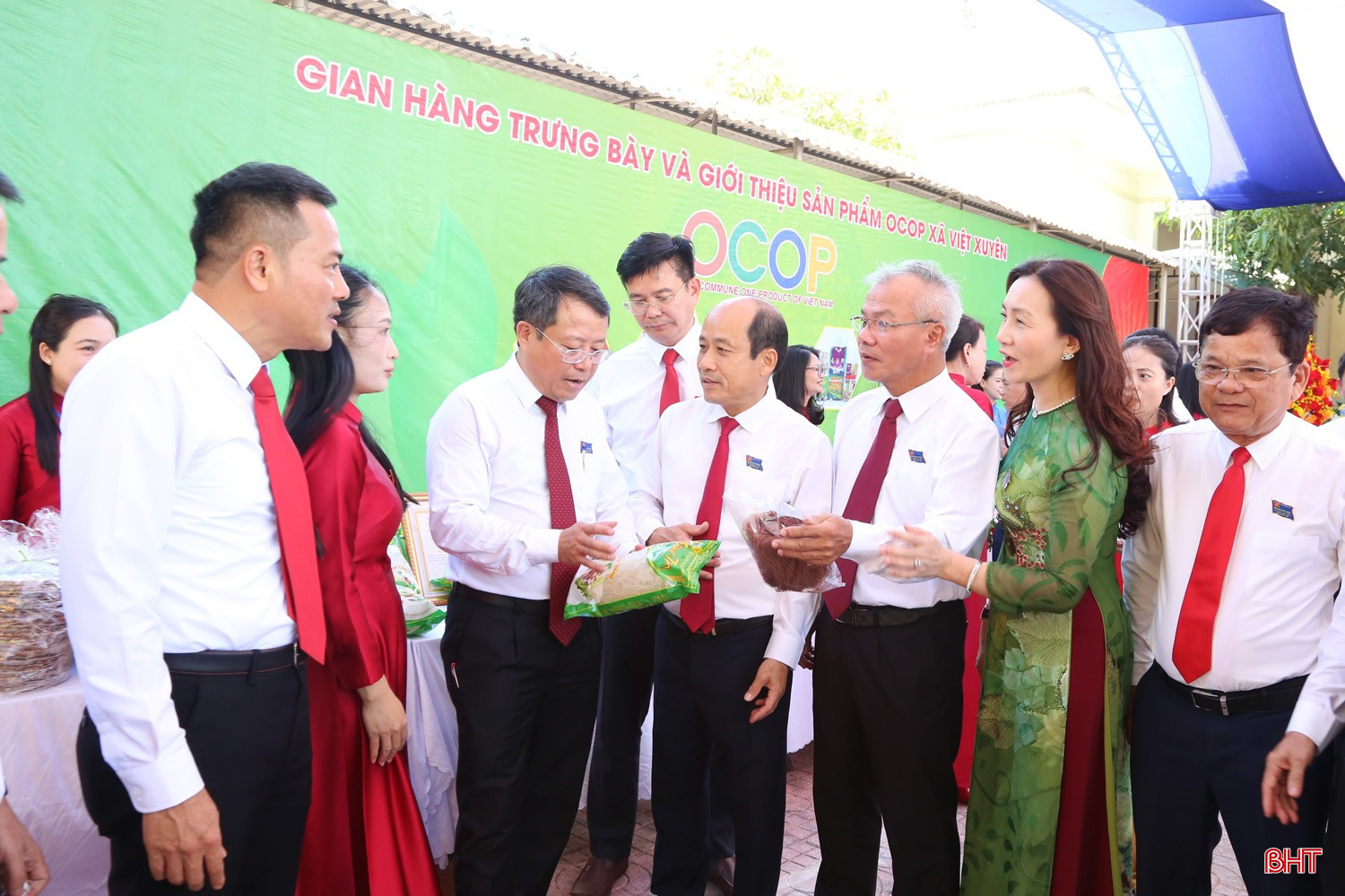 Đại biểu tham quan các gian hàng giới thiệu sản phẩm OCOP.