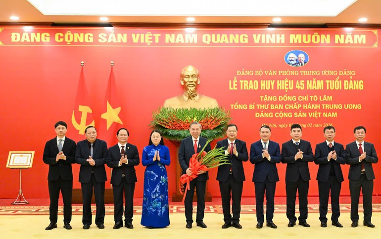 Đảng bộ Văn ph&ograve;ng Trung ương Đảng tặng hoa ch&uacute;c mừng đồng ch&iacute; Tổng B&iacute; thư T&ocirc; L&acirc;m. (Ảnh: DUY LINH)