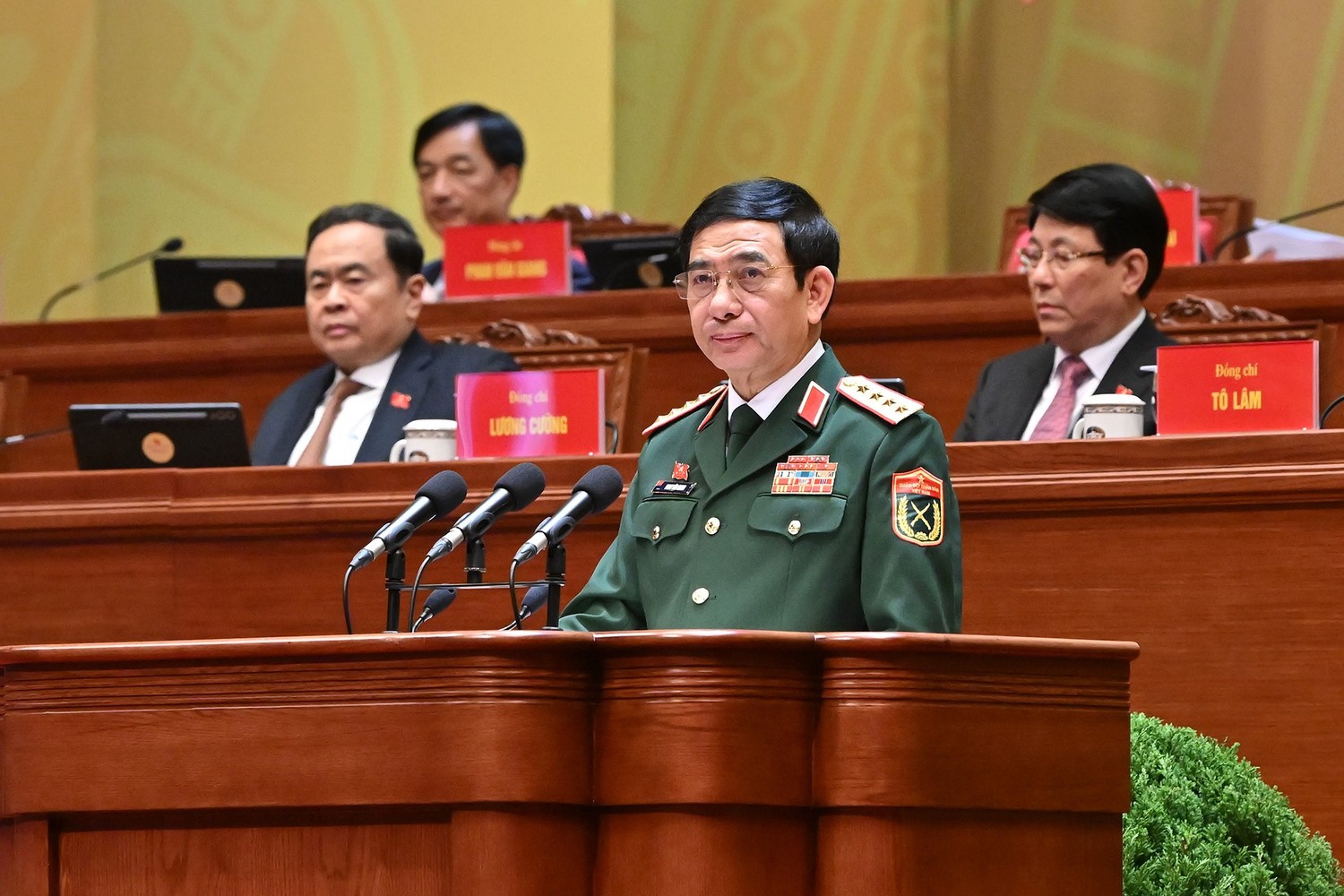 Đại tướng Phan Văn Giang, Ủy vi&ecirc;n Bộ Ch&iacute;nh trị, Ph&oacute; B&iacute; thư Qu&acirc;n ủy Trung ương, Bộ trưởng Bộ Quốc ph&ograve;ng, tham luận về vấn đề "X&acirc;y dựng Qu&acirc;n đội nh&acirc;n d&acirc;n c&aacute;ch mạng, ch&iacute;nh quy, tinh nhuệ, hiện đại, l&agrave;m n&ograve;ng cốt x&acirc;y dựng nền quốc ph&ograve;ng vững mạnh, hiện đại, gắn với nền an ninh nh&acirc;n d&acirc;n v&agrave; thế trận l&ograve;ng d&acirc;n vững chắc".