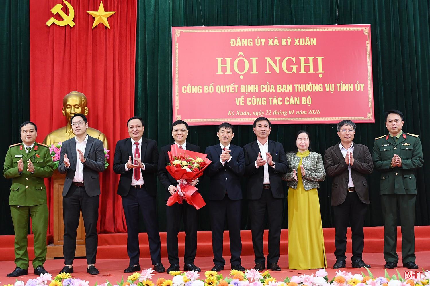 Ban Thường vụ Đảng ủy x&atilde; Kỳ Xu&acirc;n tặng hoa ch&uacute;c mừng đồng ch&iacute; L&acirc;m Ngọc Dũng.