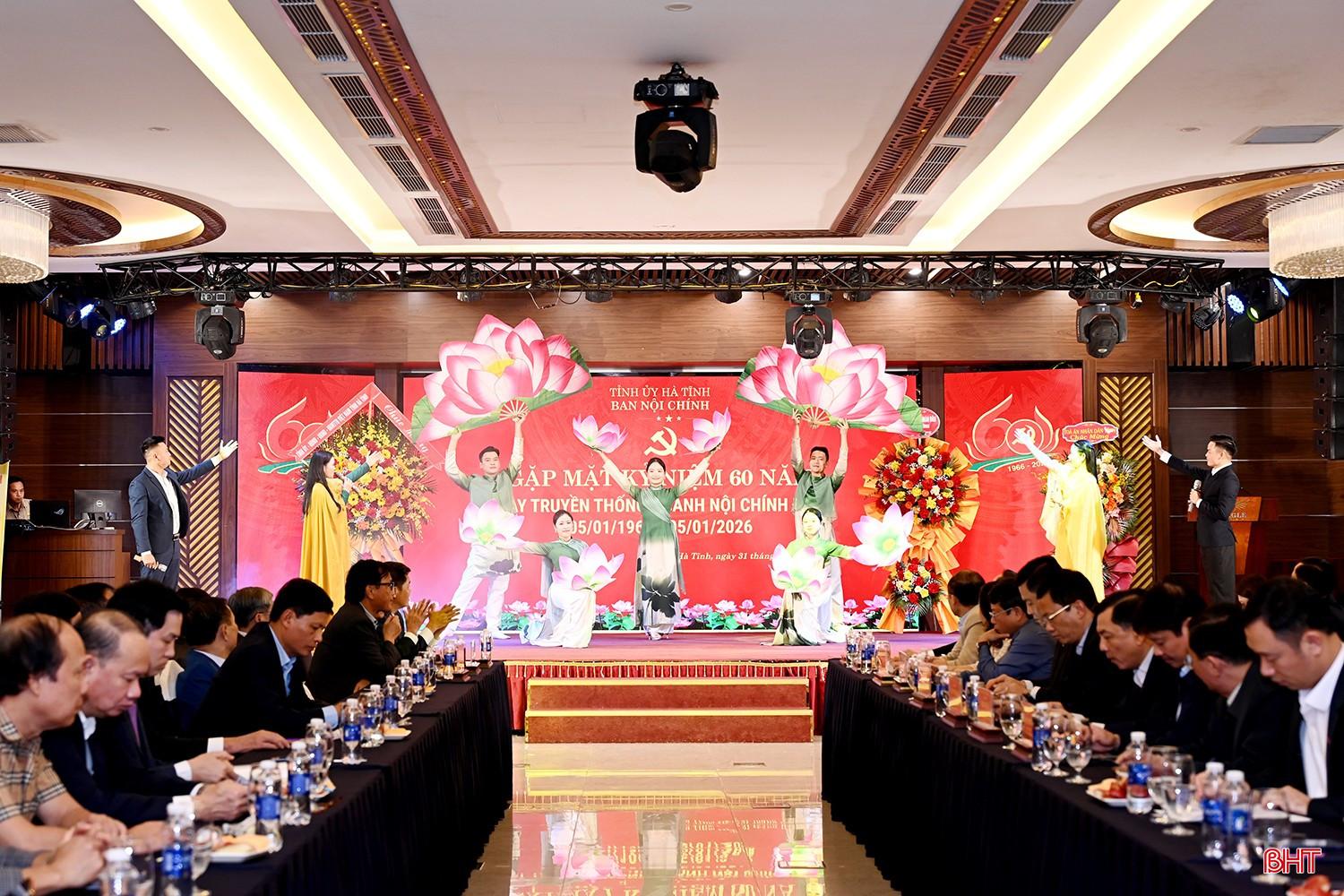 Chương tr&igrave;nh văn nghệ tại buổi gặp mặt.