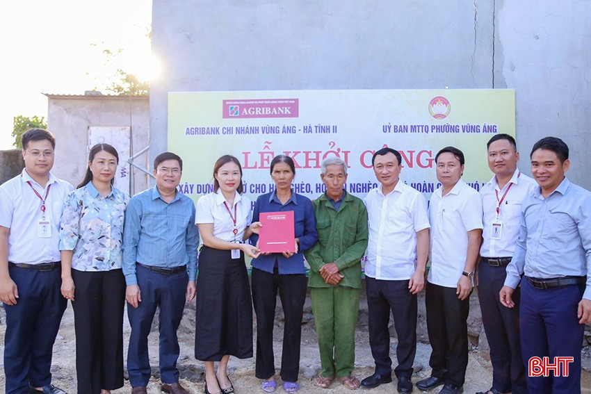 Đảng ủy, UBND, Ủy ban MTTQ phường Vũng Áng phối hợp với Ngân hàng Agribank Vũng Áng tổ chức khởi công xây dựng nhà ở cho 3 hộ dân thuộc hộ nghèo, hộ cận nghèo, hộ khó khăn. bqbht_br_547485811-1764427404503995-7377930489201560116-n.jpg
