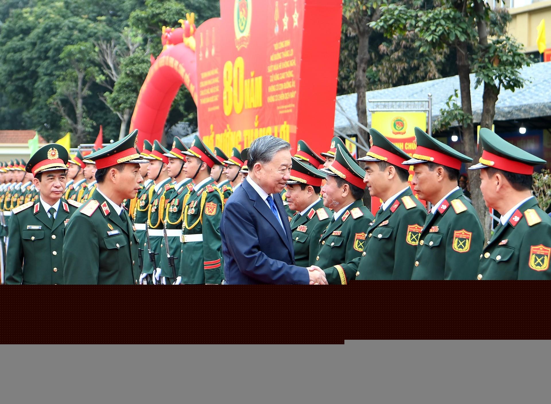 Tổng Bí thư Tô Lâm với lãnh đạo Bộ Quốc phòng và Binh chủng Công binh. (Ảnh: ĐĂNG KHOA)