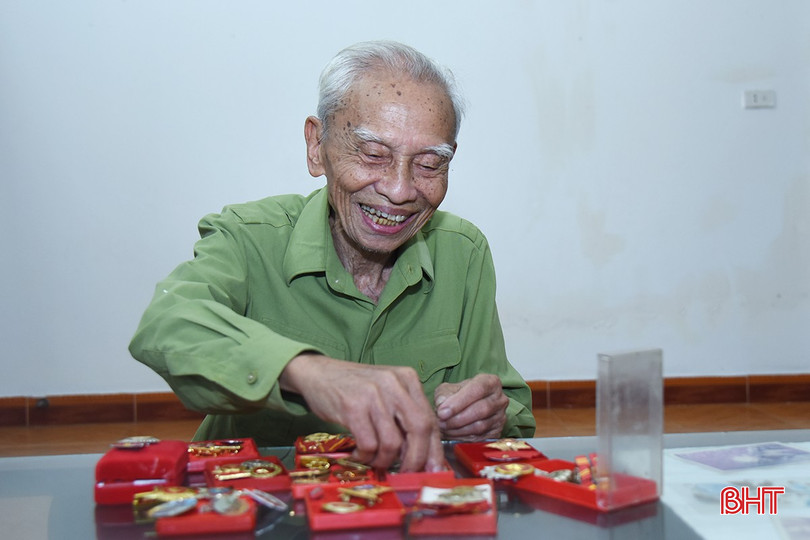 93 tuổi đời, 70 năm tuổi Đảng, Trung tá Phan Xuân Đức đã trải qua gần cả cuộc đời gắn bó với quân ngũ và cách mạng.