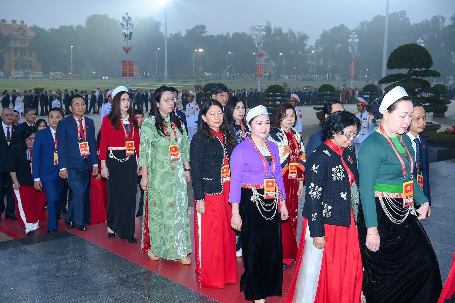 C&aacute;c đại biểu dự Đại hội XIV của Đảng v&agrave;o Lăng viếng Chủ tịch Hồ Ch&iacute; Minh. Ảnh daihoidangtoanquoc.vn