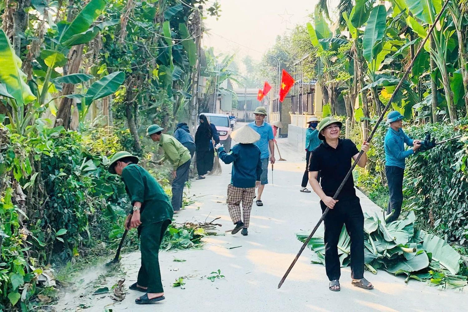 Người dân xã Sơn Giang chung tay dọn dẹp đường làng, ngõ xóm. Ảnh do cơ sở cung cấp. z7832265236648-ff0649943c5e607704827e2b47431ecd.jpg