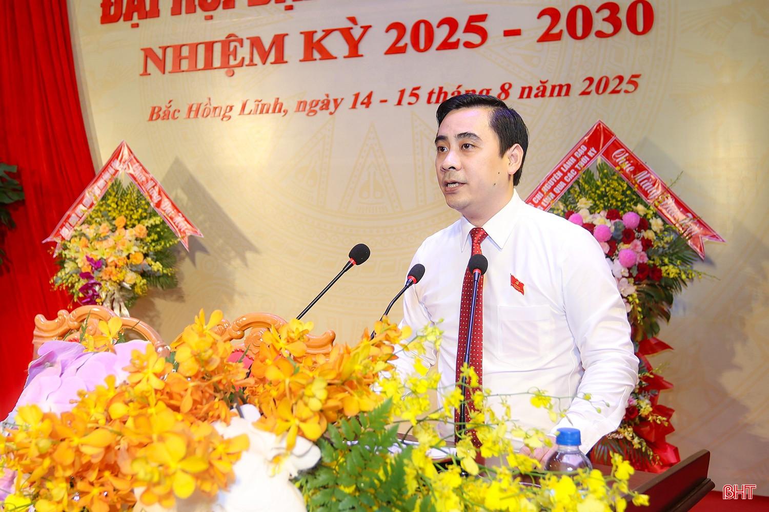 Đồng chí Lê Thành Đông - Bí thư Đảng ủy, Chủ tịch HĐND phường Bắc Hồng Lĩnh trình bày dự thảo báo cáo chính trị. bqbht_br_aimg-8934.jpg