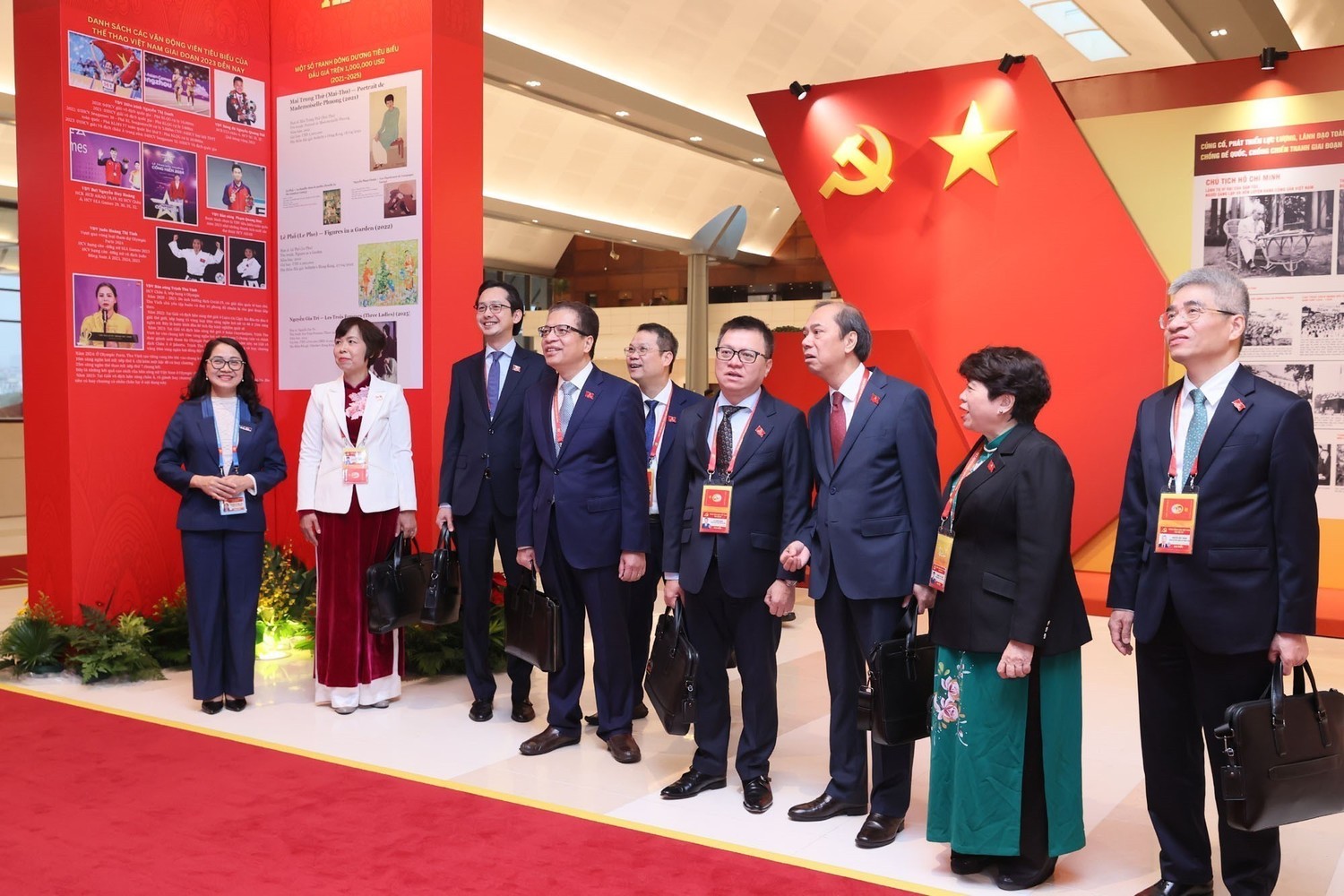 C&aacute;c đại biểu đến dự phi&ecirc;n thảo luận tại hội trường về c&aacute;c văn kiện Đại hội, s&aacute;ng 21/1. Ảnh: TTXVN