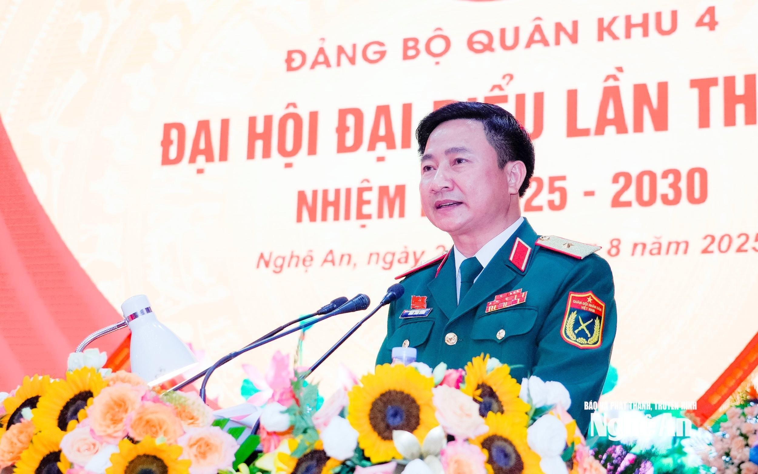 Thiếu tướng Đoàn Xuân Bường - Bí thư Đảng ủy, Chính ủy Quân khu 4 phát biểu khai mạc Đại hội. Ảnh: Phạm Bằng Thiếu tướng Đoàn Xuân Bường - Bí thư Đảng ủy, Chính ủy Quân khu 4 phát biểu khai mạc Đại hội. Ảnh: Phạm Bằng