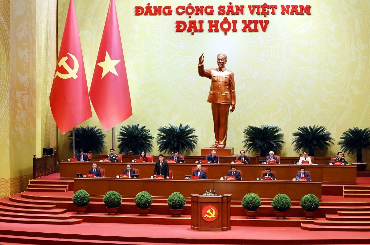 Đo&agrave;n chủ tịch Đại hội XIV điều h&agrave;nh phi&ecirc;n thảo luận ng&agrave;y 21/1. Ảnh: TTXVN