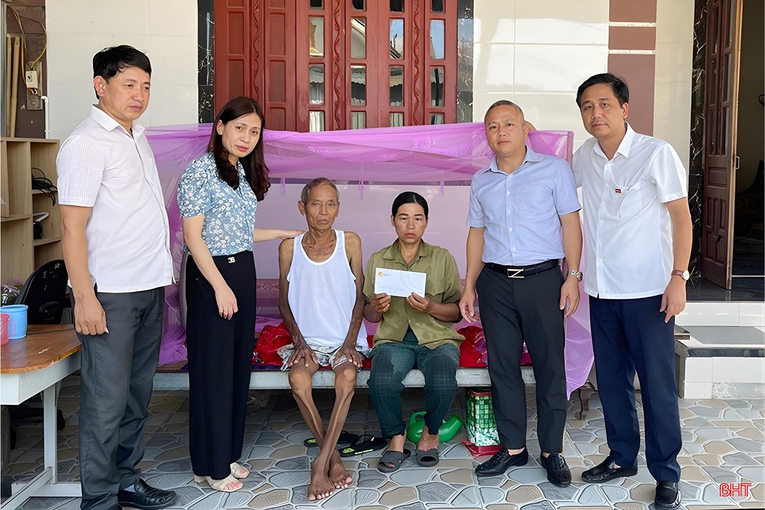 Lãnh đạo Báo và phát thanh, truyền hình Hà Tĩnh thăm hỏi, trao quà cho những hoàn cảnh khó khăn. bqbht_br_alanh-dao-bao-va-phat-thanh-truyen-hinh-ha-tinh-tham-hoi-trao-qua-cho-nhung-hoan-canh-kho-khan.jpg