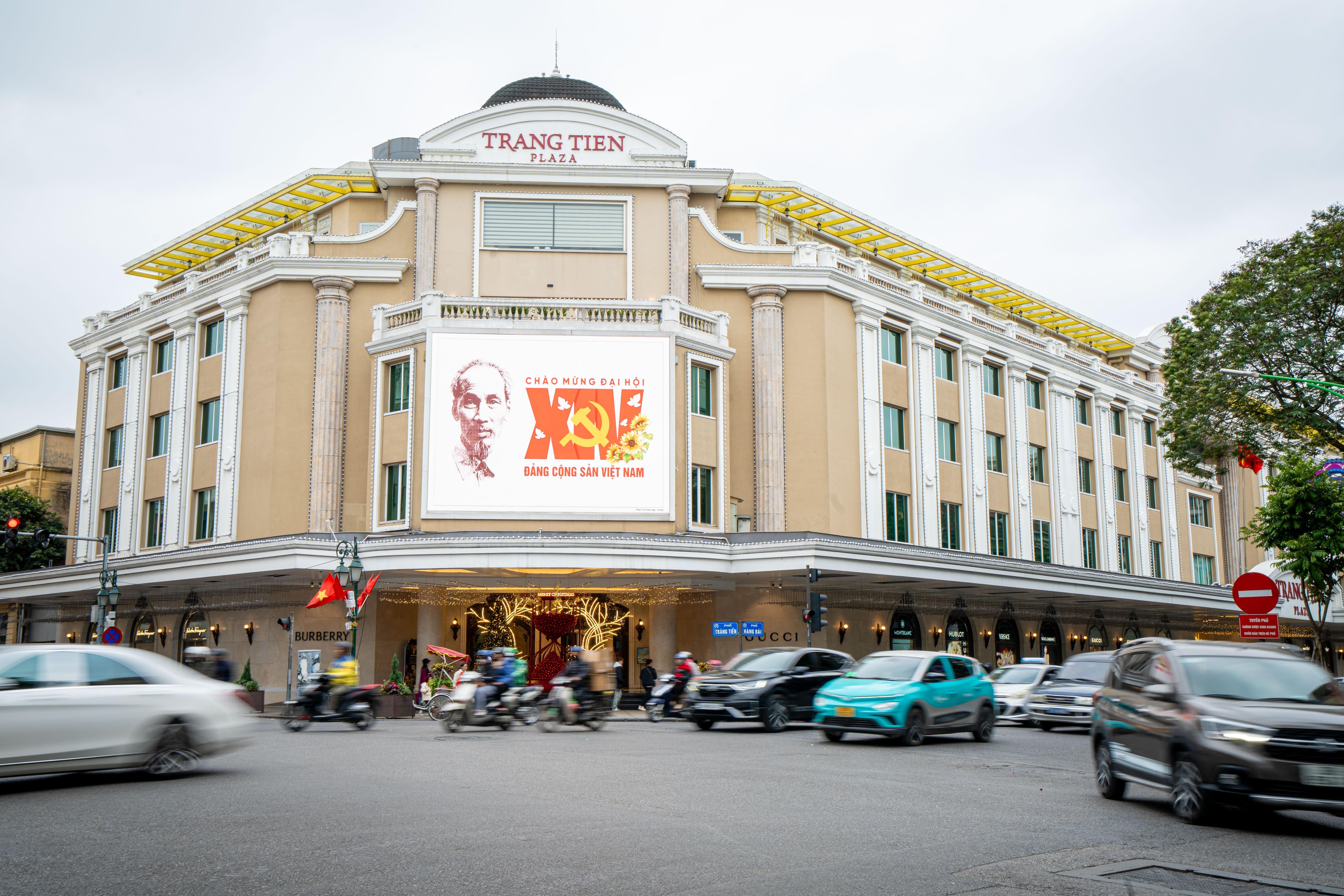 Tr&ecirc;n m&agrave;n h&igrave;nh LED của c&aacute;c trung t&acirc;m thương mại, h&igrave;nh ảnh v&agrave; biểu tượng ch&agrave;o mừng Đại hội đại biểu to&agrave;n quốc lần thứ XIV của Đảng được tr&igrave;nh chiếu, lan tỏa th&ocirc;ng điệp, niềm tin v&agrave; kỳ vọng của Nh&acirc;n d&acirc;n. Hoạt động tuy&ecirc;n truyền trực quan được triển khai đồng bộ tại nhiều kh&ocirc;ng gian c&ocirc;ng cộng.