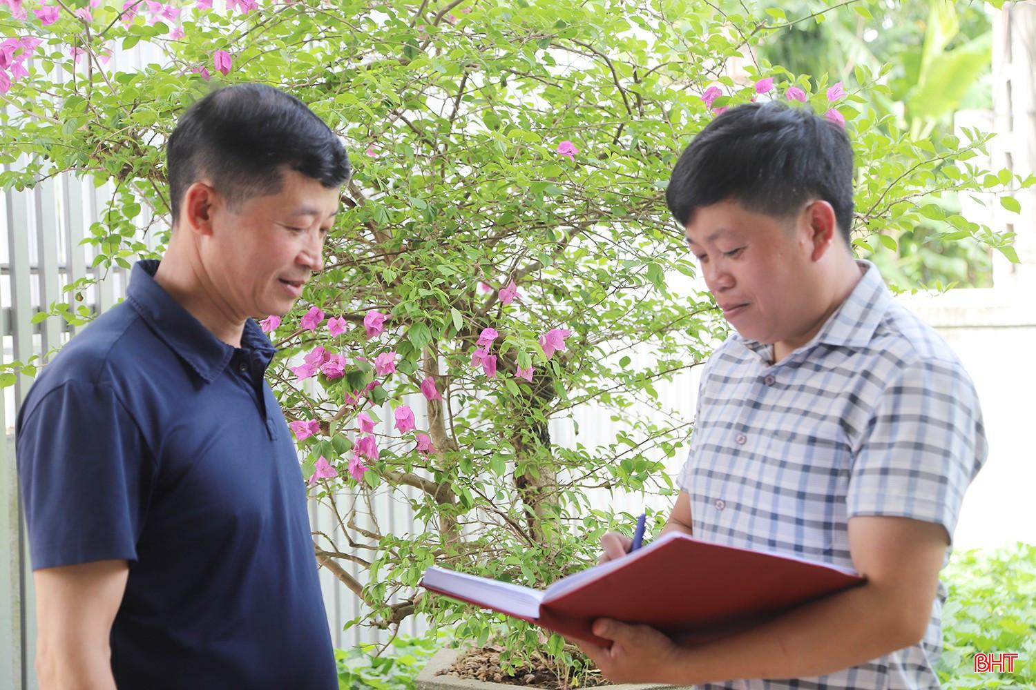 Anh Bùi Thiên Kiếm (bên phải) - Bí thư Chi bộ thôn 3 trao đổi với người dân về các phần việc xây dựng khu dân cư sáng - xanh - sạch - đẹp. bqbht_br_img-3722.jpg