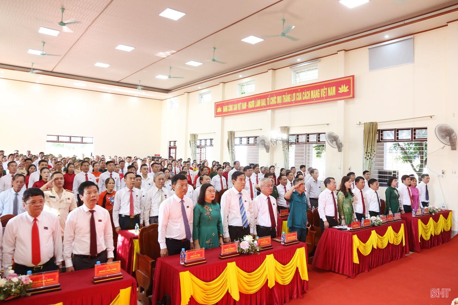 Đại hội thực hiện nghi thức chào cờ.