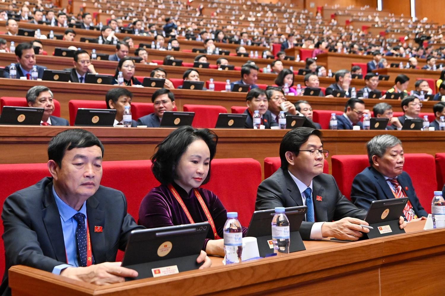 C&aacute;c đại biểu dự phi&ecirc;n thảo luận tại hội trường về c&aacute;c Văn kiện Đại hội.