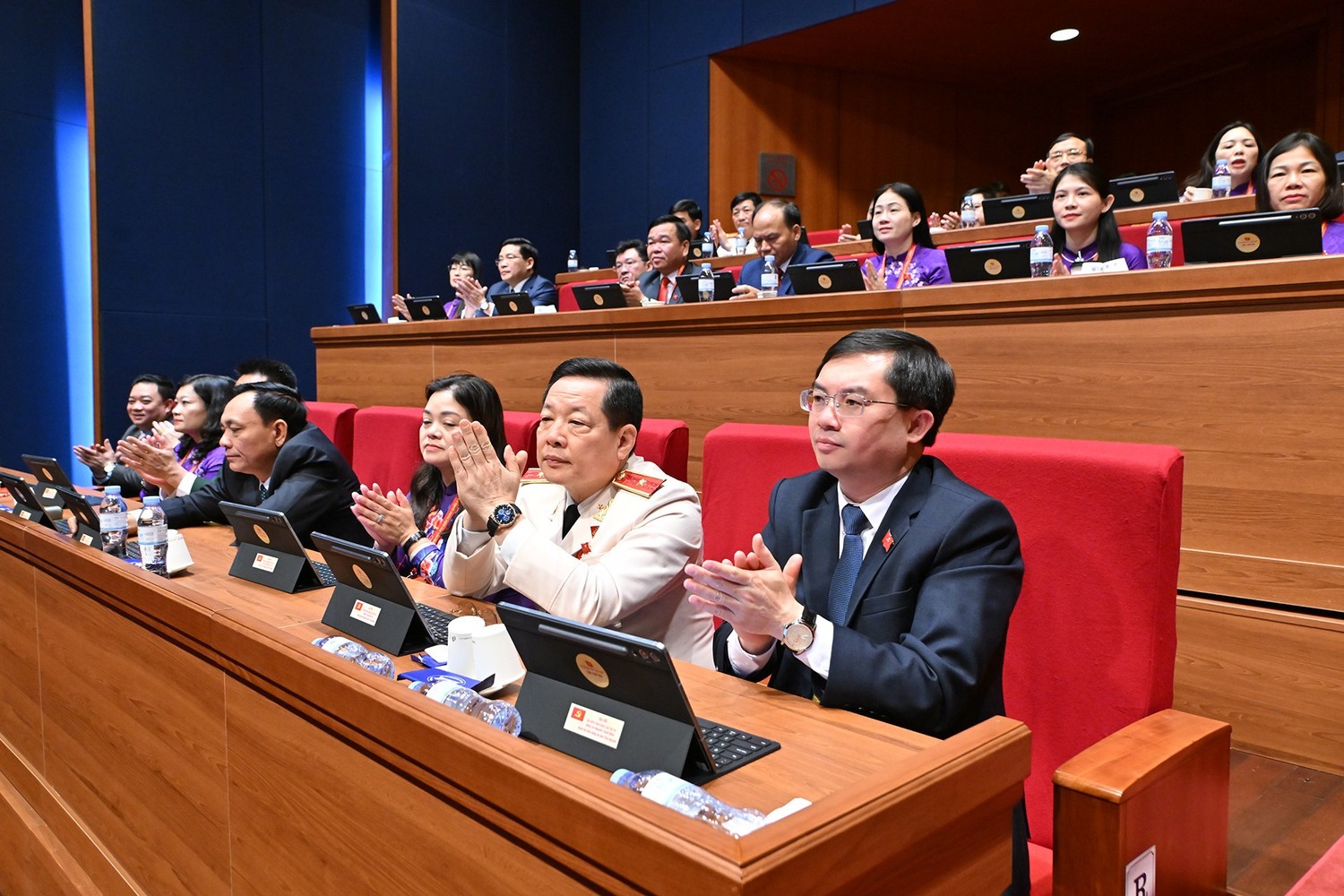 C&aacute;c đại biểu dự phi&ecirc;n thảo luận tại hội trường về c&aacute;c Văn kiện Đại hội.