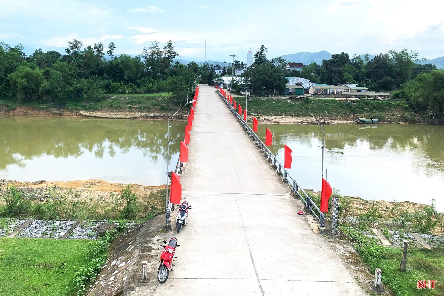 Hình ảnh sông Ngàn Sâu cuồn cuộn trong bão lũ ở xã Hà Linh nay đã được thay thế bằng tuyến đường cờ phướn rực rỡ.