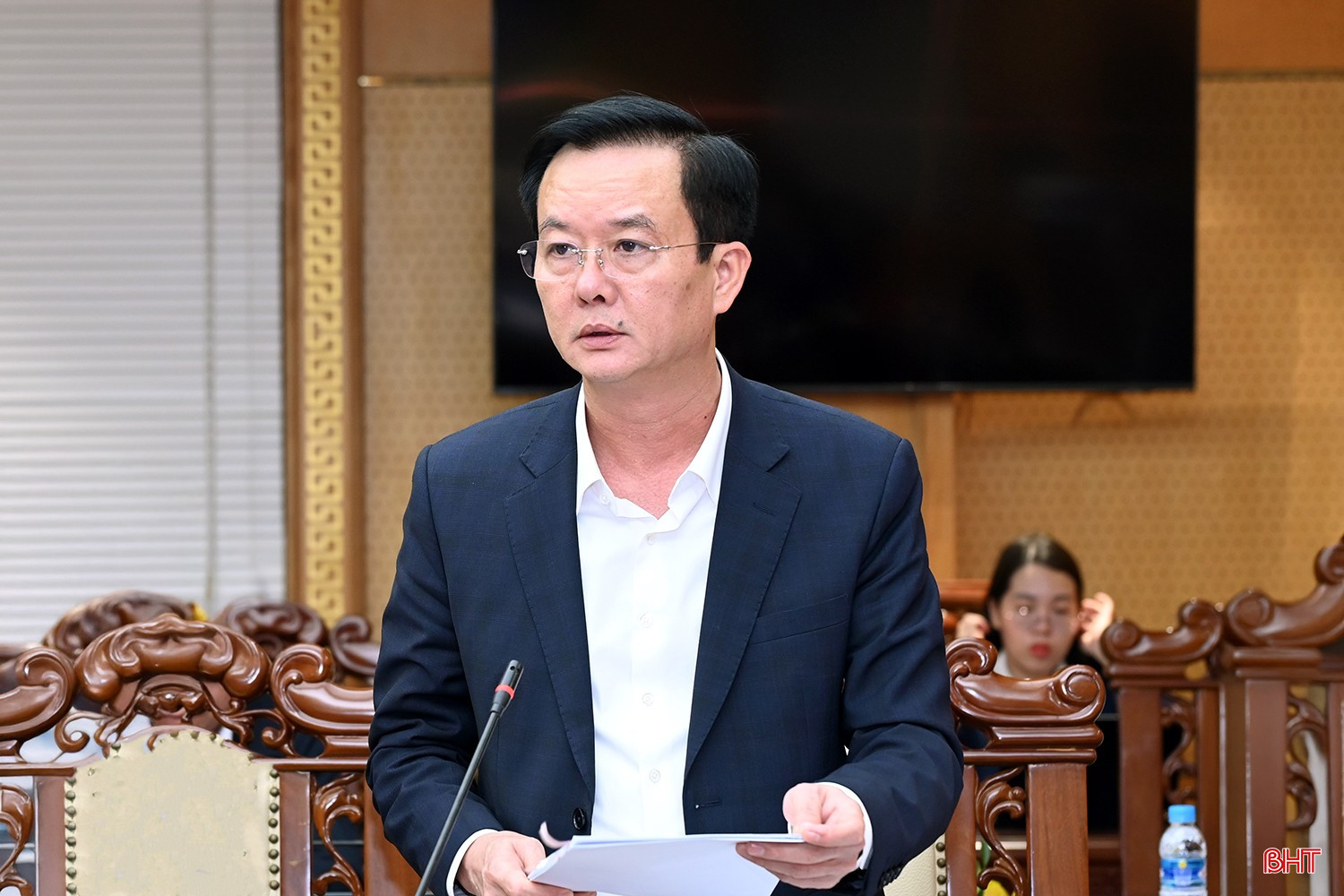 Phó Chủ tịch Thường trực UBND tỉnh Trần Báu Hà báo cáo nội dung tại cuộc họp. bqbht_br_dsc-3d538-copy.jpg