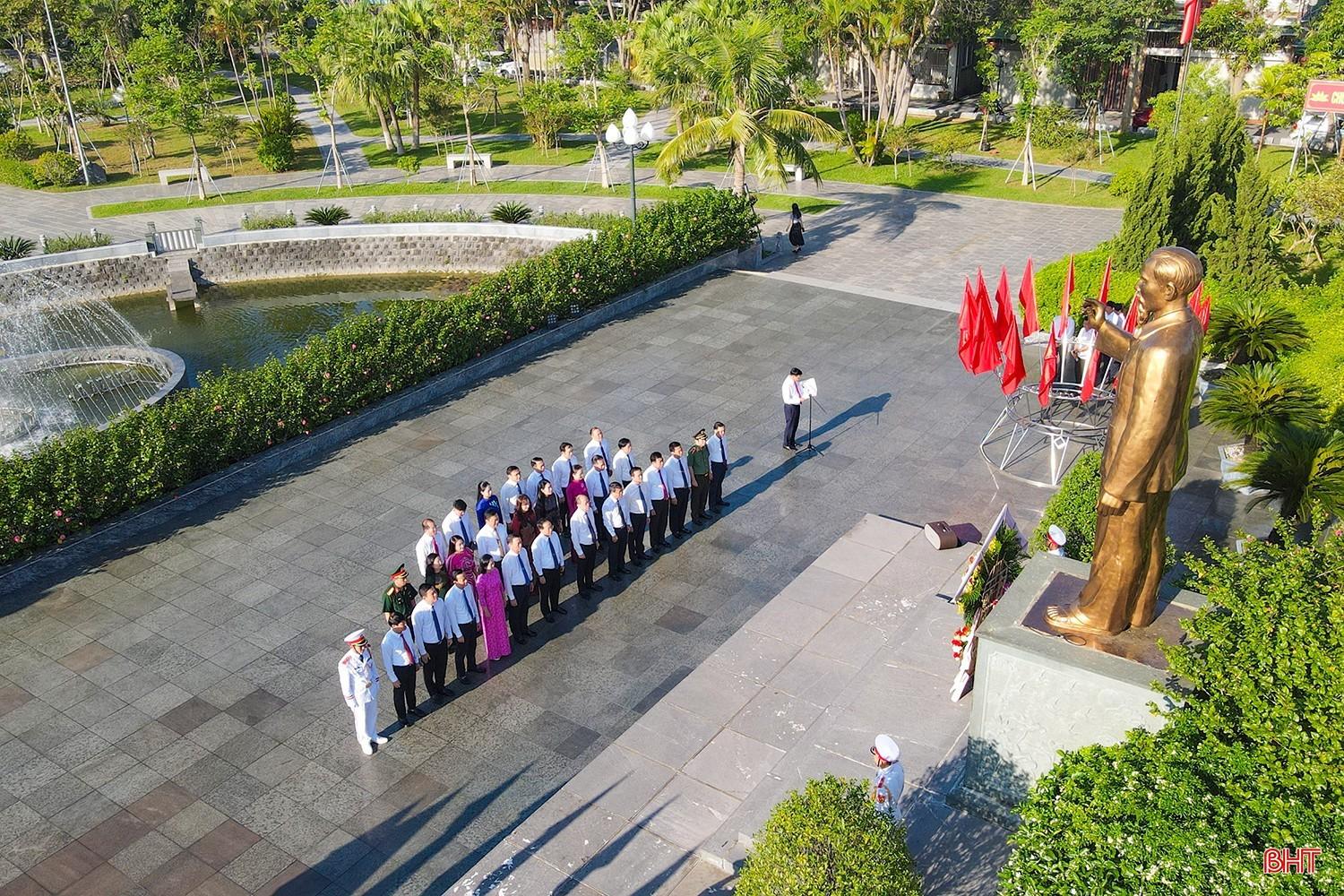 Đoàn đại biểu Hà Tĩnh dâng hoa tại Khu lưu niệm Bác Hồ về thăm Hà Tĩnh nhân dịp Quốc khánh 2/9.