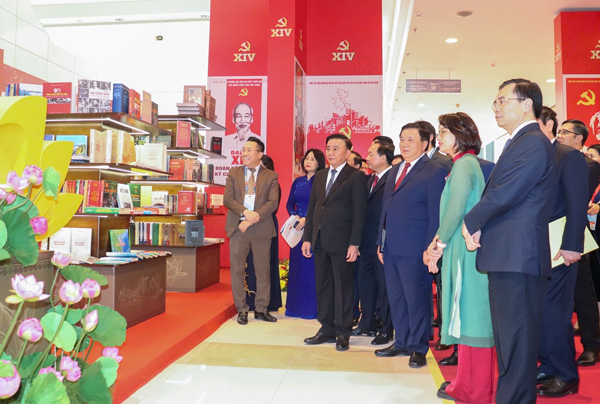 Thường trực Ban B&iacute; thư Trần Cẩm T&uacute; v&agrave; c&aacute;c đại biểu tham quan trưng b&agrave;y trong kh&ocirc;ng gian Đại hội.