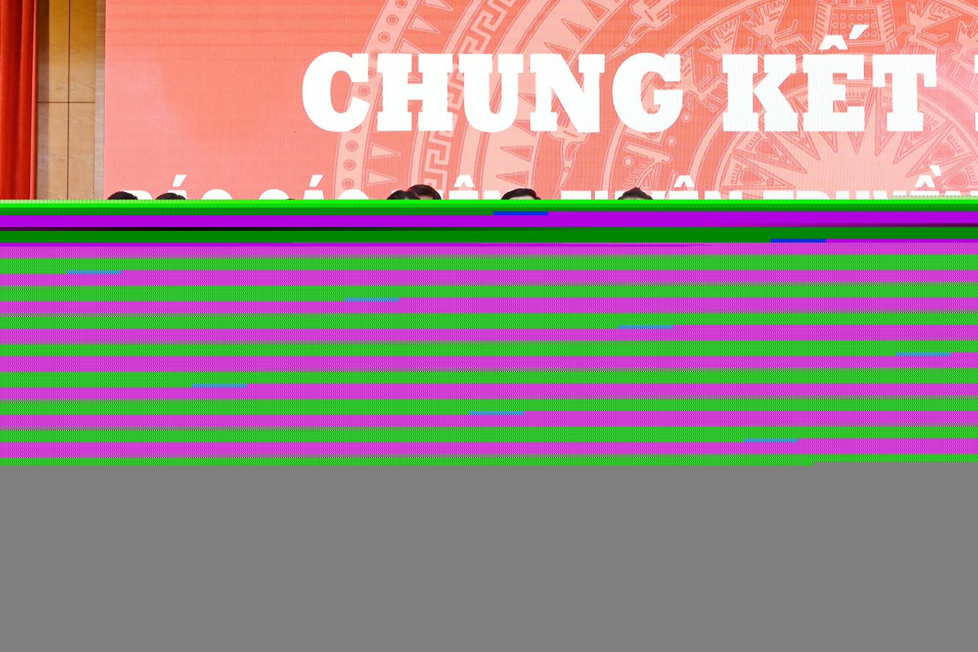 Các đồng chí: Đặng Thị Quỳnh Diệp - Phó Trưởng ban Thường trực Ban Tuyên giáo và Dân vận Tỉnh ủy; Hà Thị Sâm - Phó Chánh Văn phòng Tỉnh ủy trao giải ba cho các thí sinh. bqbht_br_dsc-196d9.jpg