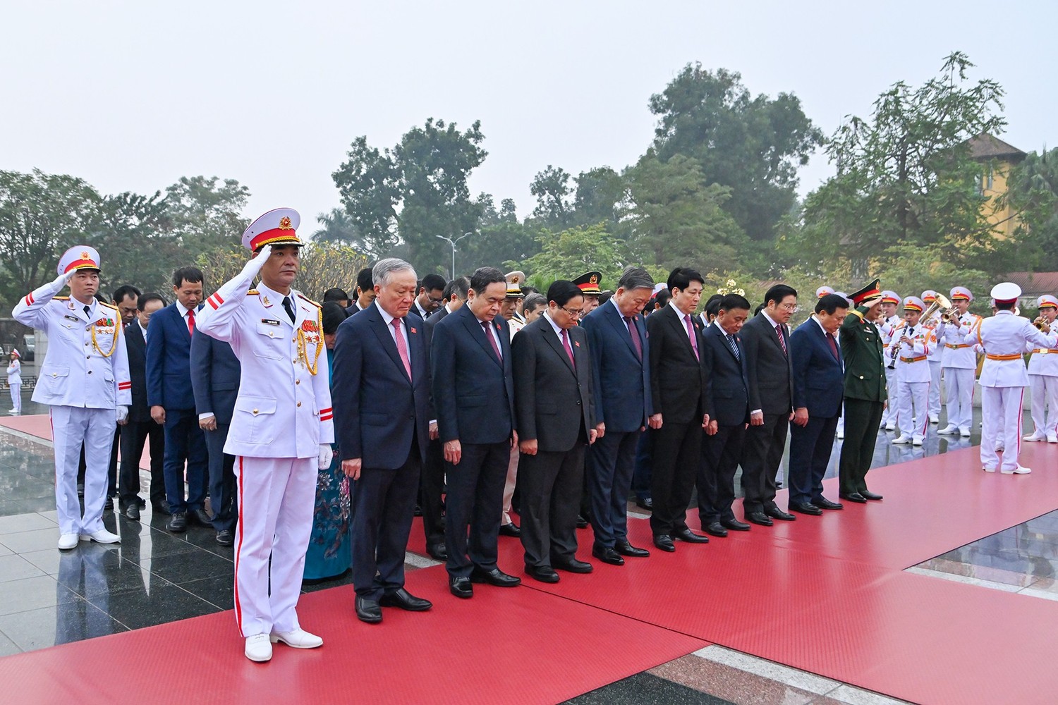 Trong kh&ocirc;ng kh&iacute; trang nghi&ecirc;m, c&aacute;c đồng ch&iacute; L&atilde;nh đạo Đảng, Nh&agrave; nước v&agrave; c&aacute;c đại biểu b&agrave;y tỏ l&ograve;ng tưởng nhớ những người con ưu t&uacute; của d&acirc;n tộc đ&atilde; kh&ocirc;ng tiếc m&aacute;u xương, dũng cảm chiến đấu, hy sinh v&igrave; nền độc lập, tự do của Tổ quốc, v&igrave; hạnh ph&uacute;c của nh&acirc;n d&acirc;n. Ảnh daihoidangtoanquoc.vn