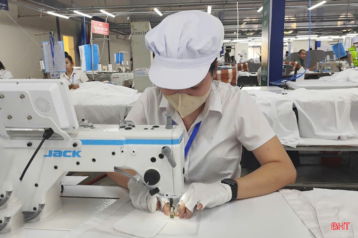 Công nhân Xí nghiệp May 10 Hà Tĩnh tăng tốc thi đua lao động sản xuất. bqbht_br_d8.jpg