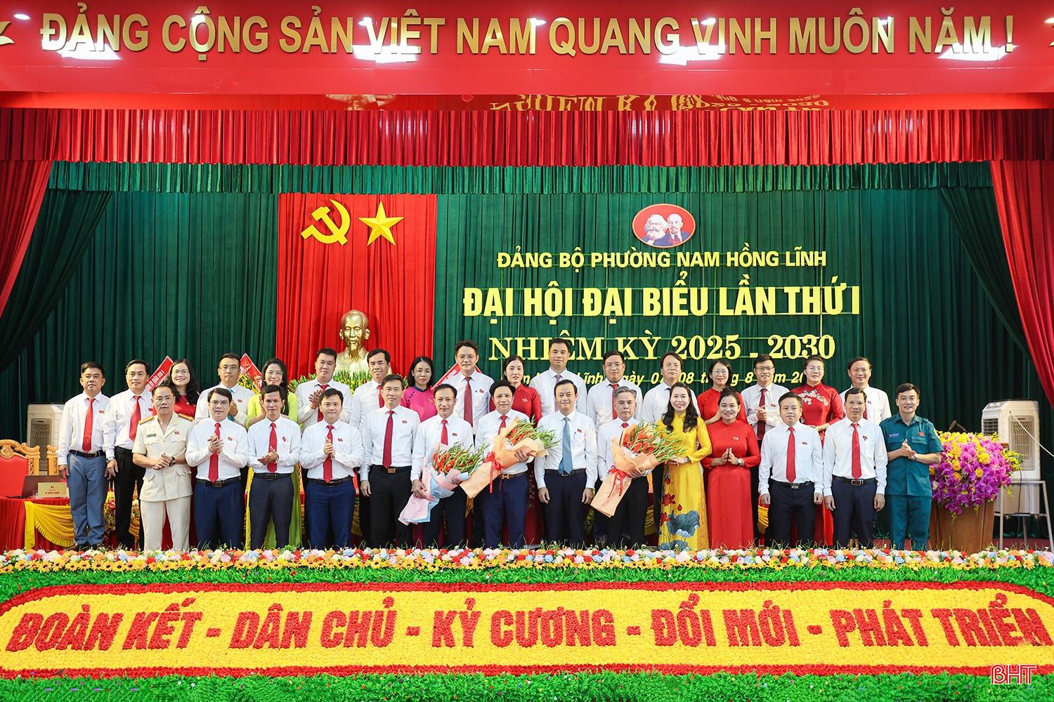 Trưởng ban Tuyên giáo và Dân vận Tỉnh ủy Hà Văn Hùng và các đồng chí lãnh đạo tỉnh tặng hoa chúc mừng BCH Đảng bộ phường Nam Hồng Lĩnh nhiệm kỳ 2025 - 2030.