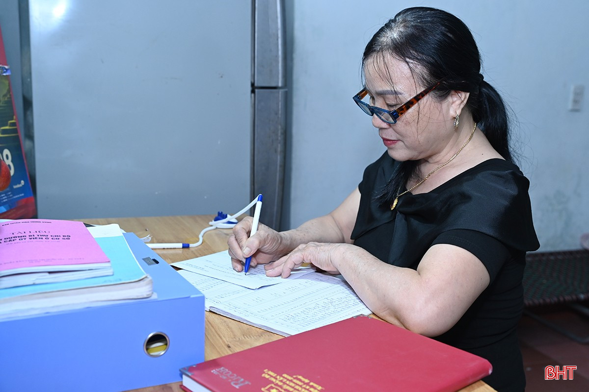 Bí thư Chi bộ Biện Thị Hoa luôn chuẩn bị chu đáo các nội dung trước mỗi kỳ sinh hoạt chi bộ. bqbht_br_dsc-74d52.jpg
