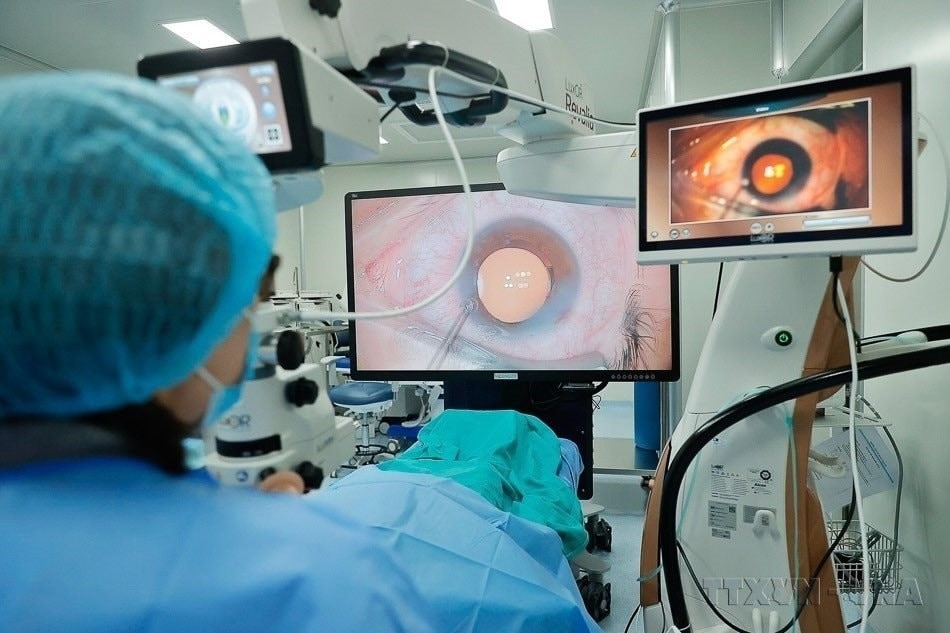 Trung t&acirc;m Mắt c&ocirc;ng nghệ cao T&acirc;m Anh đầu tư hệ thống 2 m&aacute;y Visumax 800 mổ SMILE Pro, t&iacute;ch hợp hệ thống trang thiết bị được đầu tư đồng bộ, mang lại trải nghiệm tốt cho c&aacute;c phẫu thuật tật kh&uacute;c xạ cho kh&aacute;ch. (Ảnh: Minh Quyết &ndash; TTXVN)
