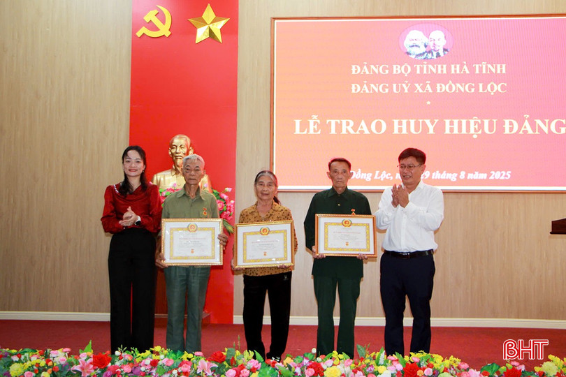 Lãnh đạo xã Đồng Lộc tặng Huy hiệu 55 tuổi Đảng cho các đảng viên.