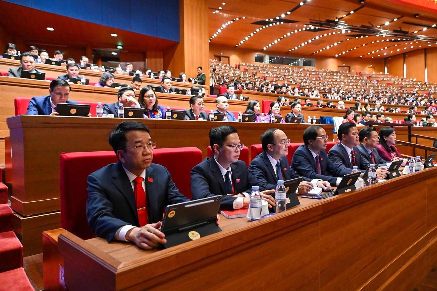 C&aacute;c đại biểu dự phi&ecirc;n thảo luận tại hội trường về c&aacute;c Văn kiện Đại hội.