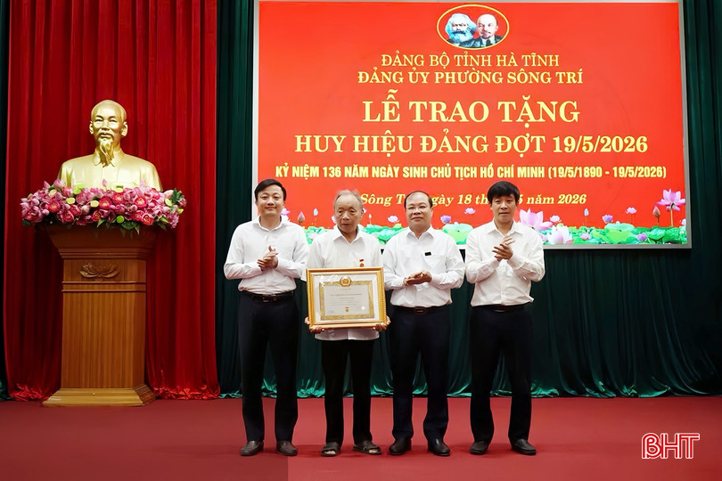 Trao Huy hiệu Đảng cho các đảng viên ở phường Sông Trí, xã Can Lộc ảnh 2