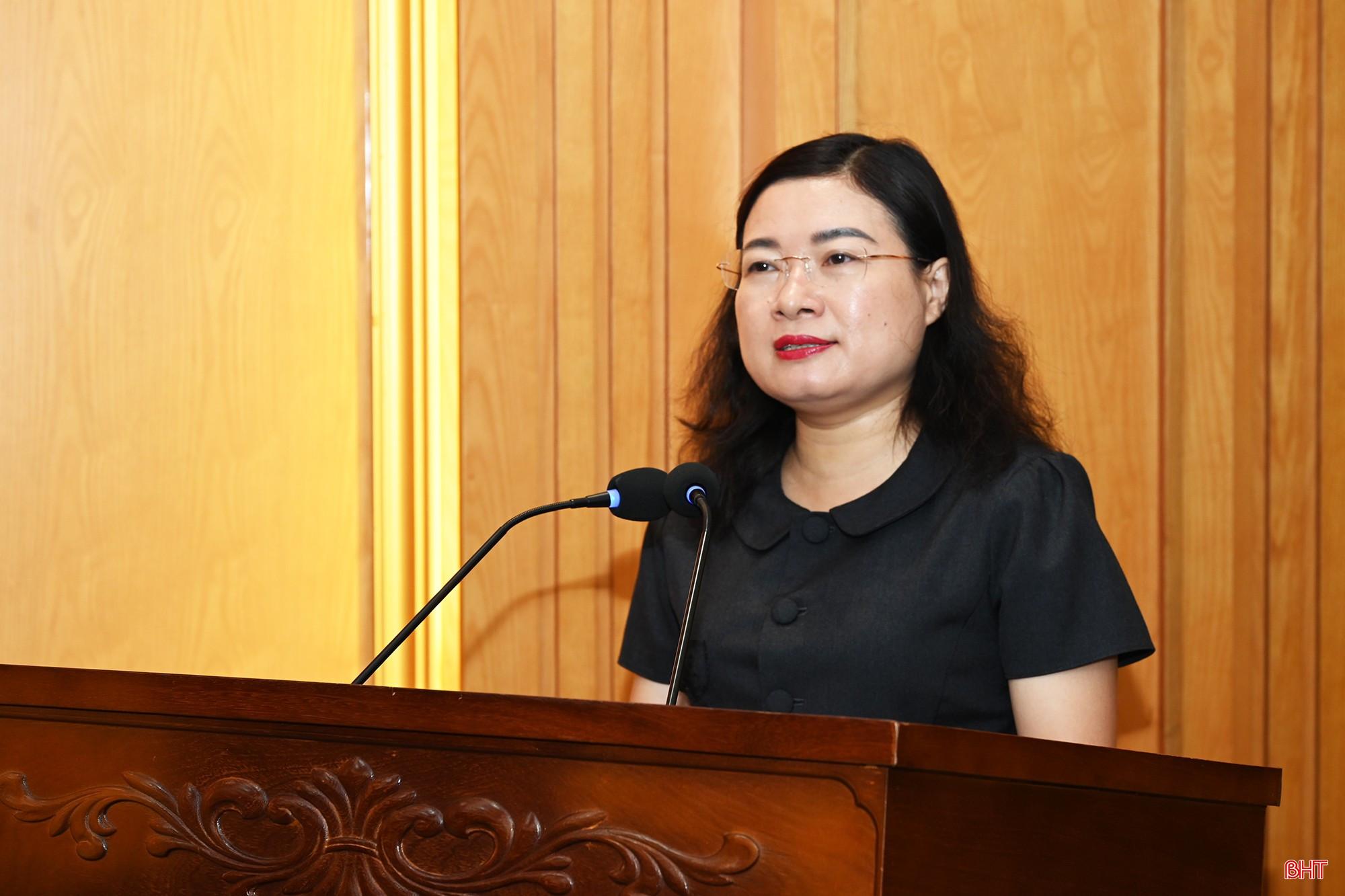 Phó Chủ tịch UBND tỉnh Nguyễn Thị Nguyệt thông tin, định hướng tuyên truyền về phát triển kinh tế - xã hội. bqbht_br_3.jpg