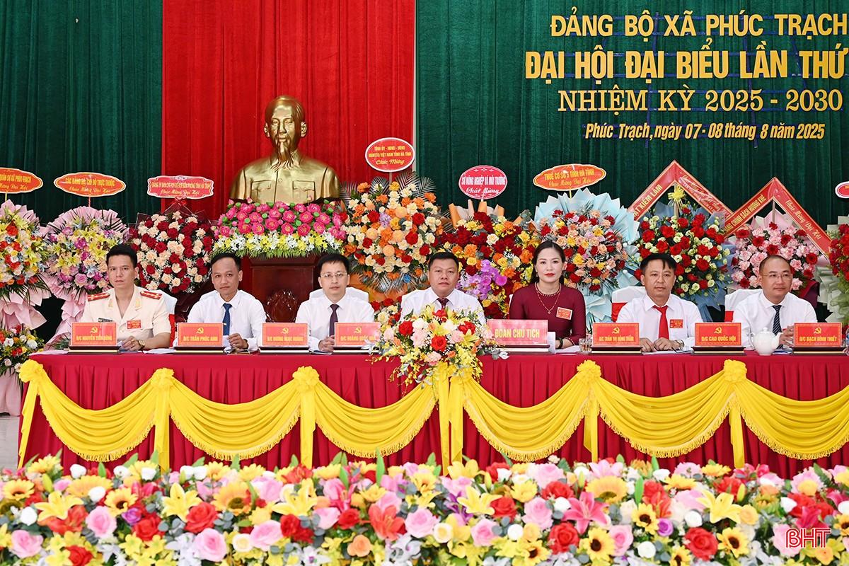 Đoàn chủ tịch điều hành đại hội.