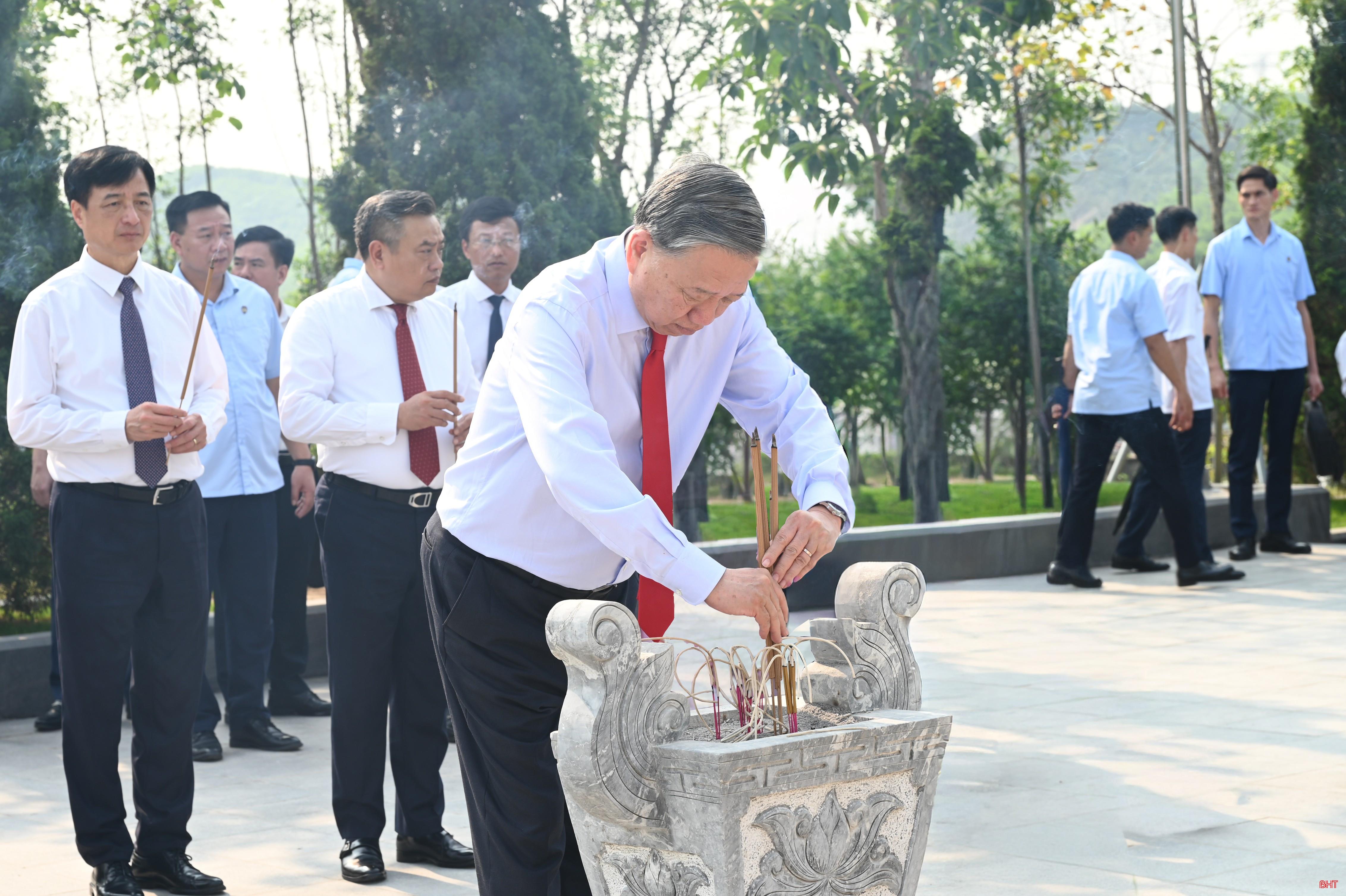 Tổng Bí thư, Chủ tịch nước Tô Lâm dâng hương tại khu mộ Tổng Bí thư Hà Huy Tập.