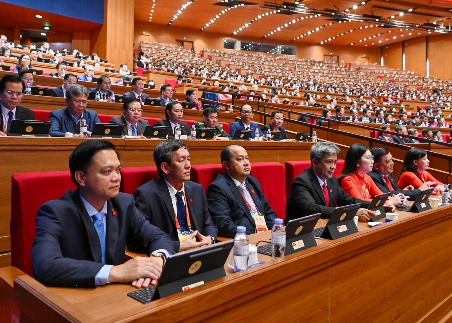 C&aacute;c đại biểu dự phi&ecirc;n thảo luận tại hội trường về c&aacute;c Văn kiện Đại hội.