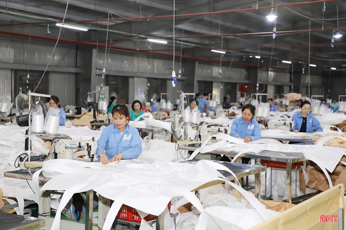 Công nhân Công ty CP Bao bì Sông La Xanh nỗ lực làm việc, tạo ra những sản phẩm chất lượng. bqbht_br_img-4988-copy.jpg