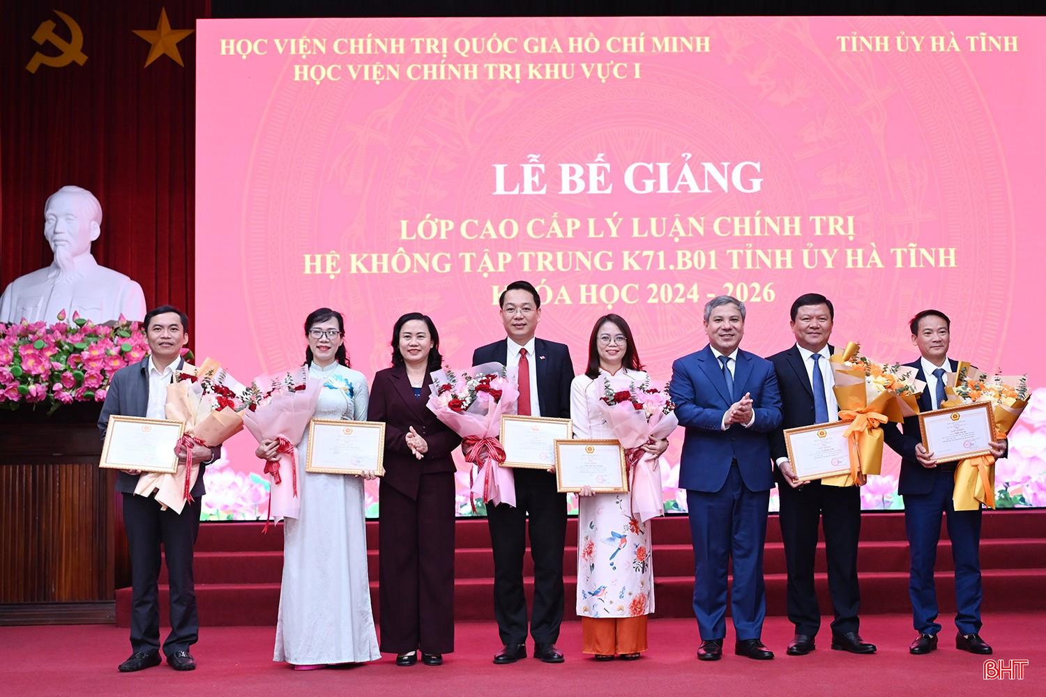 Tiến sỹ Vũ Văn Hậu - Ph&oacute; Gi&aacute;m đốc Học viện Ch&iacute;nh trị khu vực I v&agrave; Trưởng ban Tổ chức Tỉnh ủy Trương Thanh Huyền trao giấy khen cho c&aacute;c học vi&ecirc;n c&oacute; th&agrave;nh t&iacute;ch trong qu&aacute; tr&igrave;nh học tập, r&egrave;n luyện.
