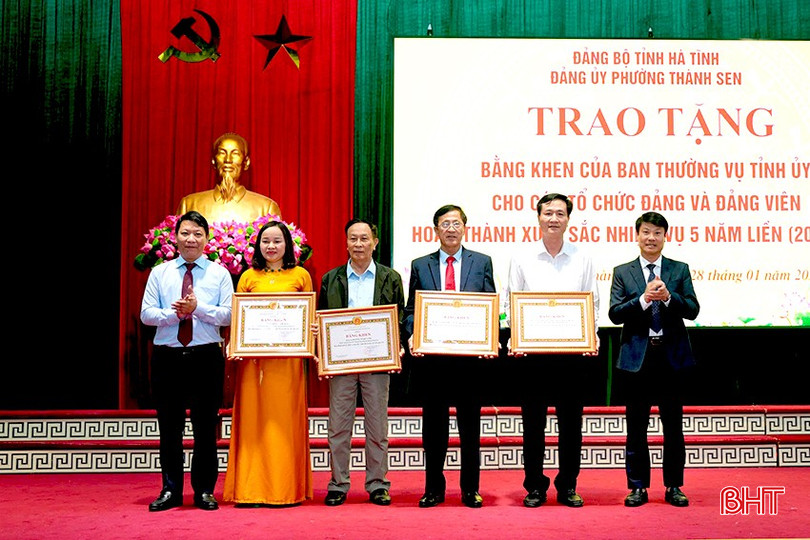 Đại biểu trao bằng khen của Ban Thường vụ Tỉnh ủy cho 2 tổ chức đảng v&agrave; 2 đảng vi&ecirc;n c&oacute; th&agrave;nh t&iacute;ch xuất sắc trong 5 năm liền, giai đoạn 2021 - 2025.