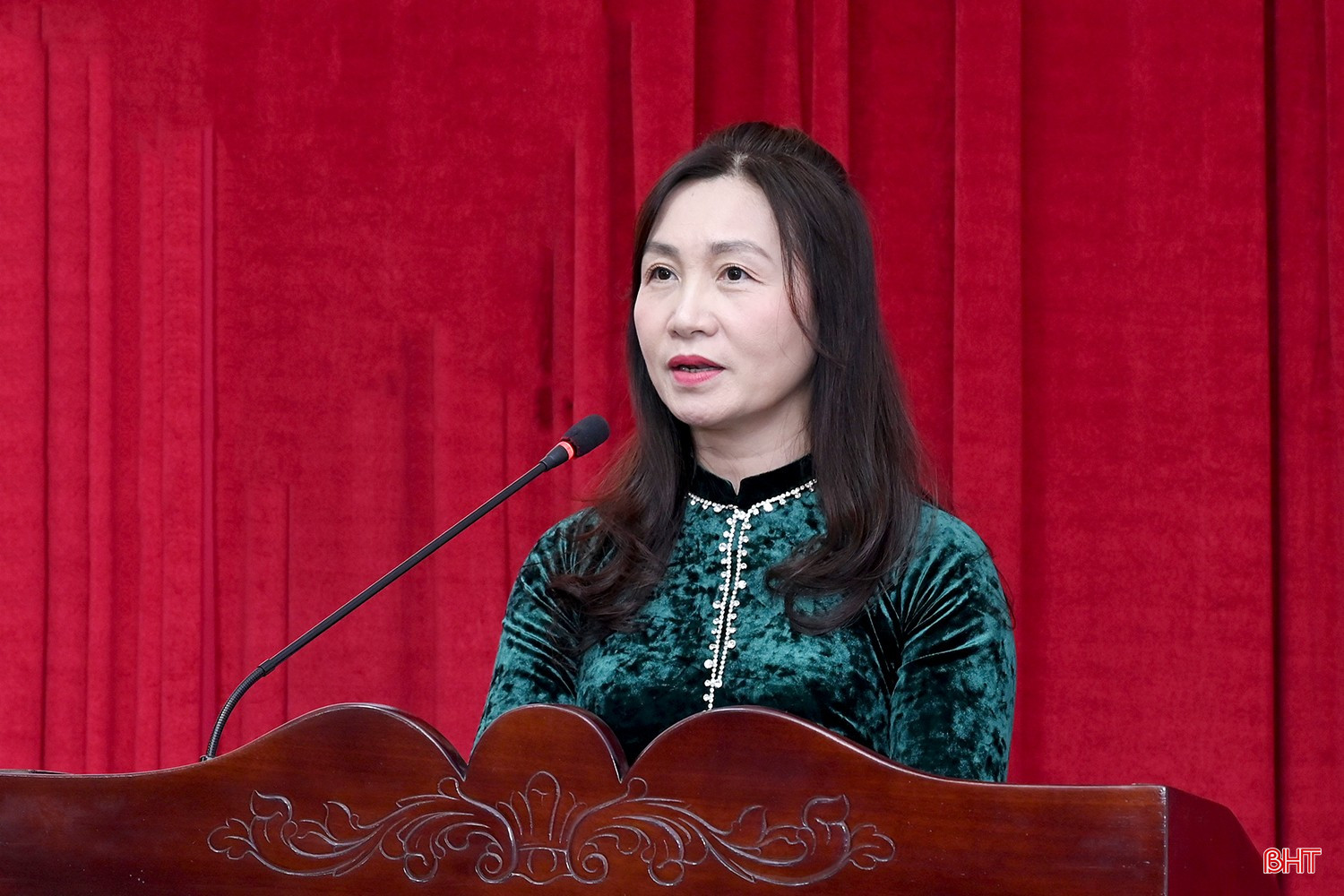 Đồng ch&iacute; Nguyễn Thị Mai Thủy - Tỉnh ủy vi&ecirc;n, Ph&oacute; B&iacute; thư chuy&ecirc;n tr&aacute;ch Đảng ủy CCQ Đảng tỉnh tr&igrave;nh b&agrave;y b&aacute;o c&aacute;o tại hội nghị.