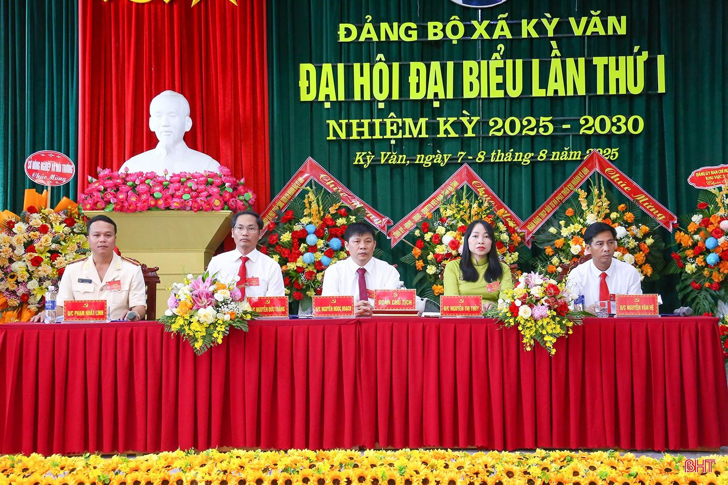 Đoàn chủ tịch chủ trì đại hội.