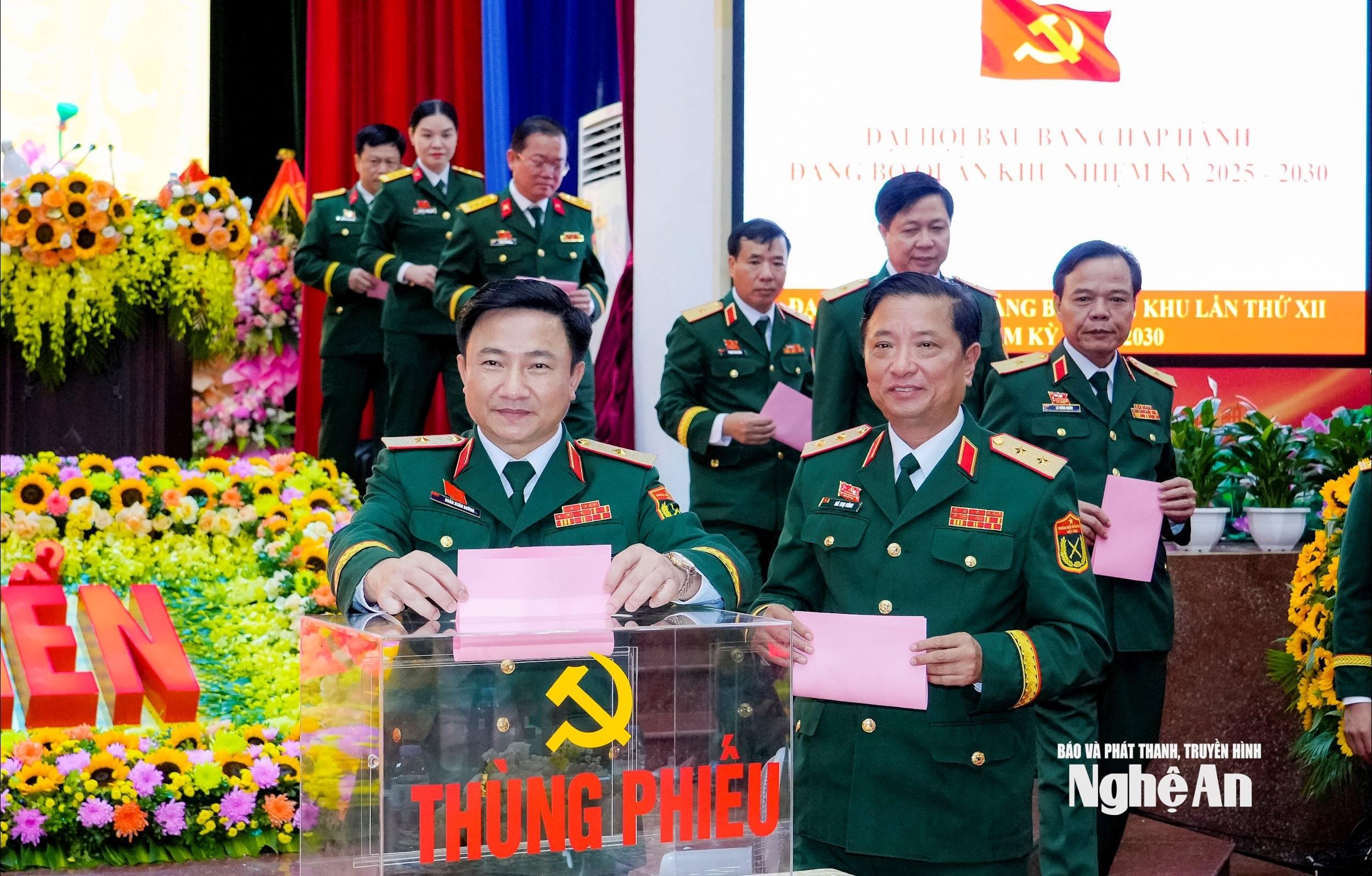 Đoàn chủ tịch bỏ phiếu bầu Ban Chấp hành Đảng bộ Quân khu nhiệm kỳ 2025-2030. Ảnh: Phạm Bằng bna-dsc8600.jpg