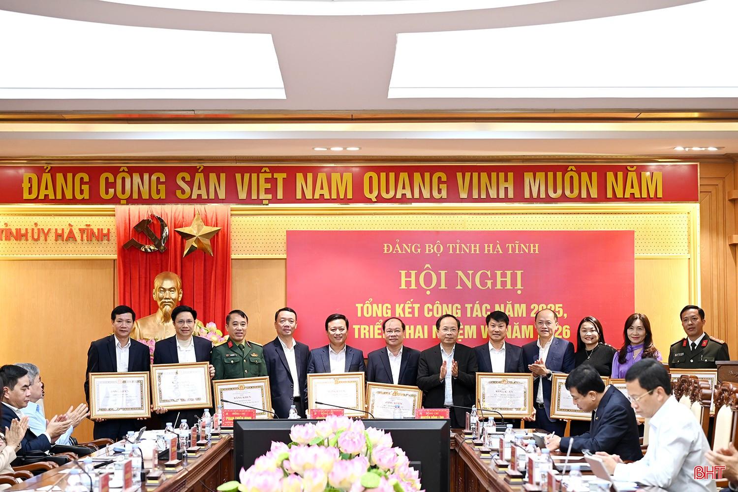 Thường trực Tỉnh ủy tặng bằng khen cho c&aacute;c đảng bộ c&oacute; th&agrave;nh t&iacute;ch xuất sắc trong c&ocirc;ng t&aacute;c x&acirc;y dựng Đảng năm 2025.