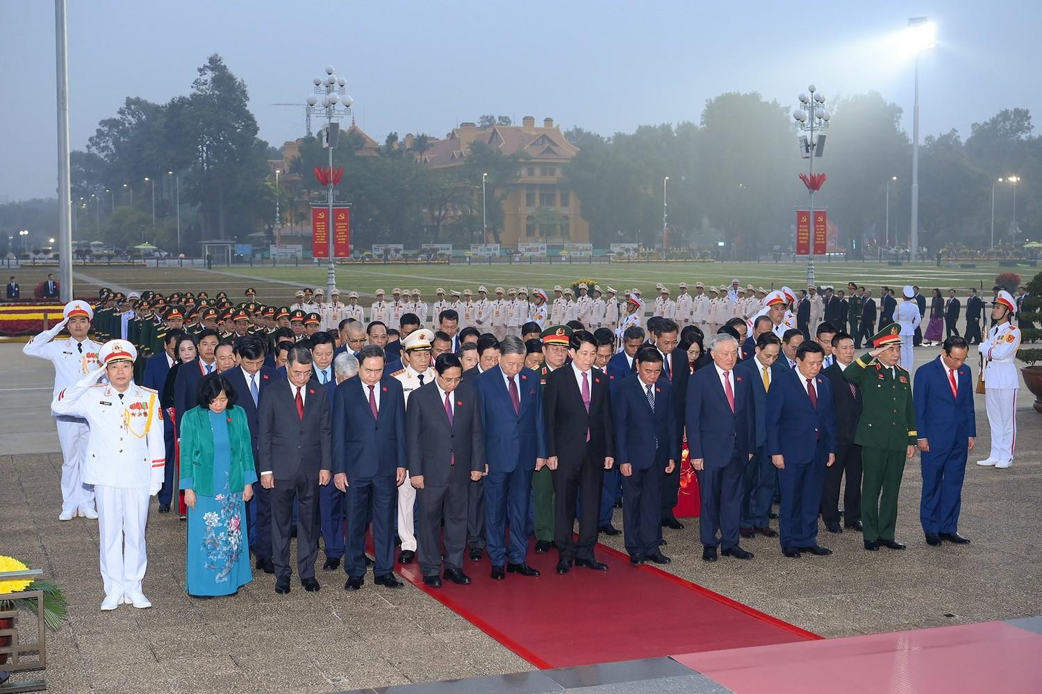 C&aacute;c đại biểu th&agrave;nh k&iacute;nh tưởng nhớ Chủ tịch Hồ Ch&iacute; Minh. Ảnh daihoidangtoanquoc.vn
